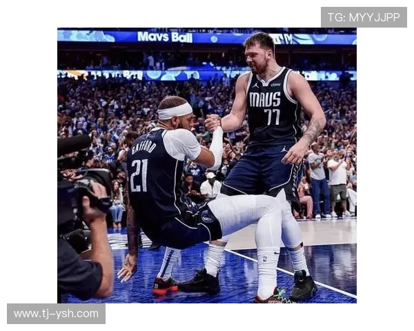 原创疯狂3方交易方案：三球去独行侠，克莱+加福德去湖人，黄蜂赚麻了