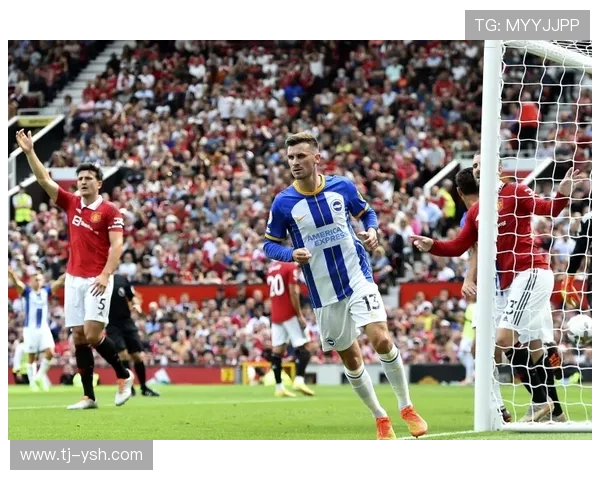 曼联水货中场太坑了！他一出场便丢球 球迷怒喷“丧门星”